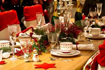 रुस्टरच्या नवीन वर्षासाठी नवीन वर्षाचे टेबल सजावट नवीन वर्षासाठी उत्सव टेबल सजावट