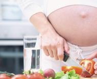 Η αριστερή πλευρά πονάει κατά τη διάρκεια της εγκυμοσύνης: αιτίες και θεραπεία