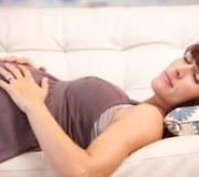 Можно ли спать беременным на спине и до какого срока Беременным нельзя лежать на спине